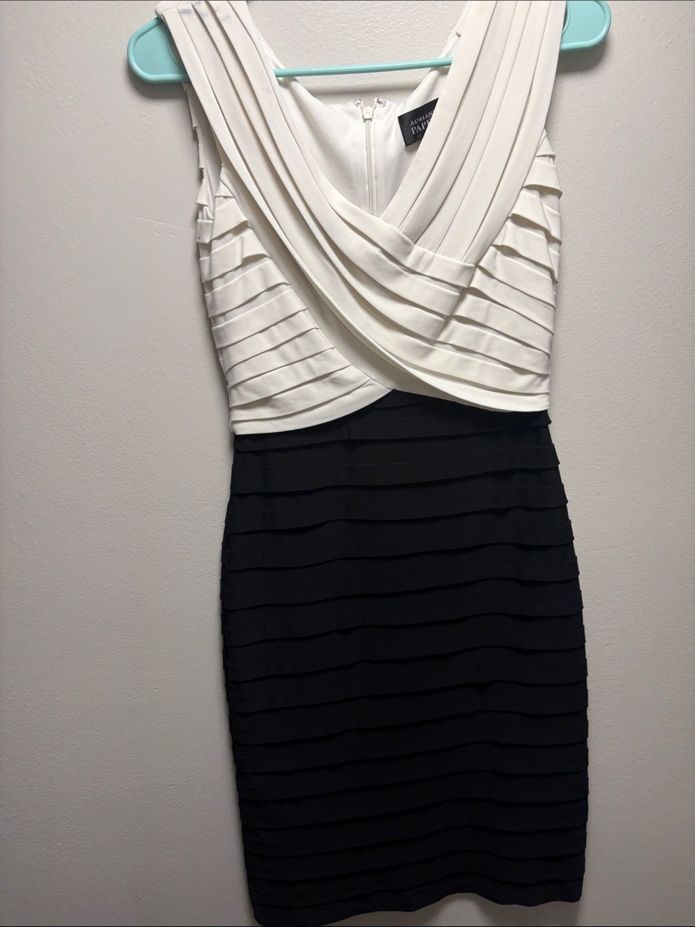EUC Adrianna Papell Shutter Pleat Tiered Sheath Dress size 4 95% poly 5% spandex